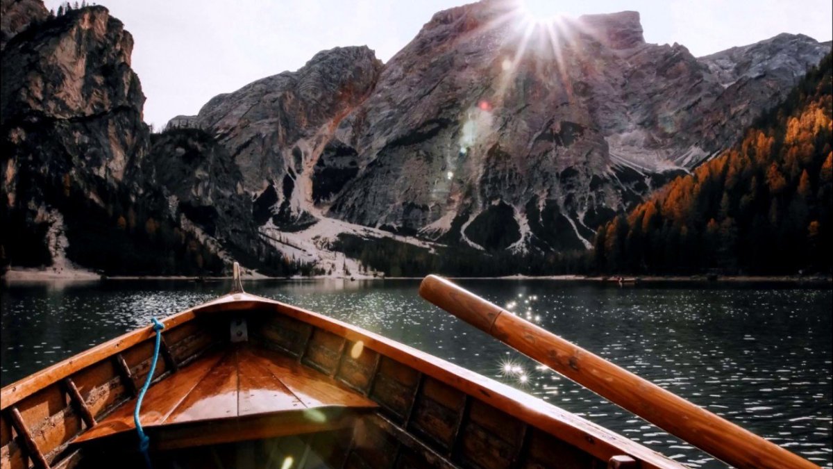Лодка на озере в горах