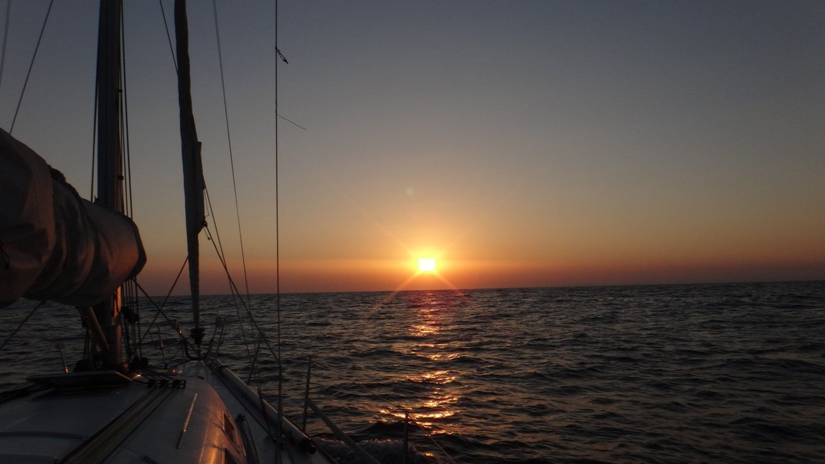 Яхта в море
