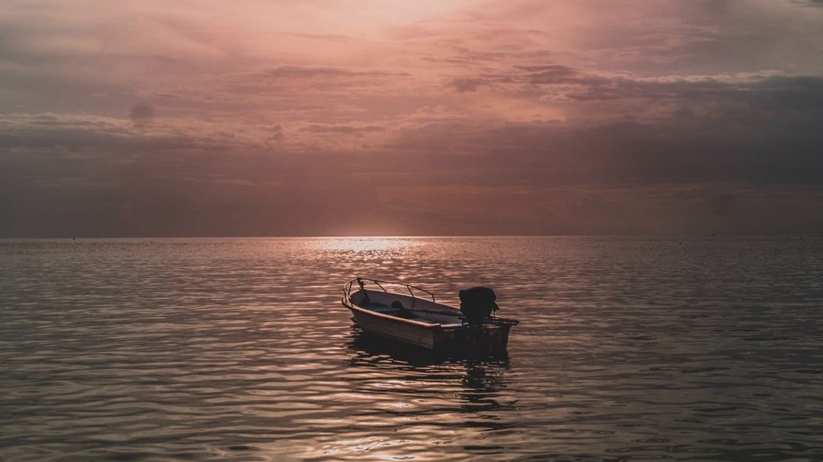 Моторная лодка в море