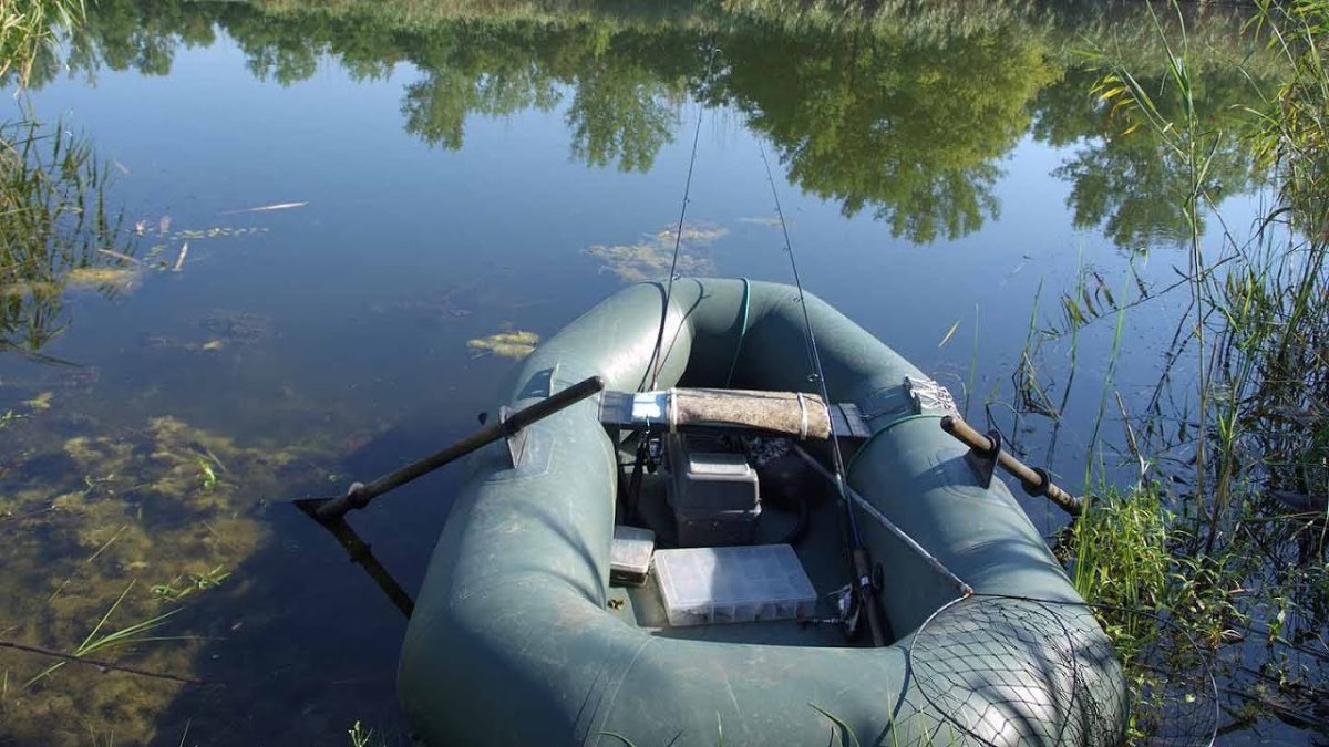 Резиновая лодка на озере
