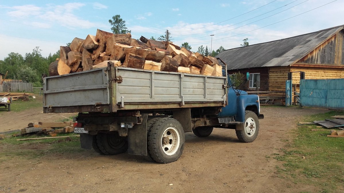 ГАЗ 3307 груженый дровами