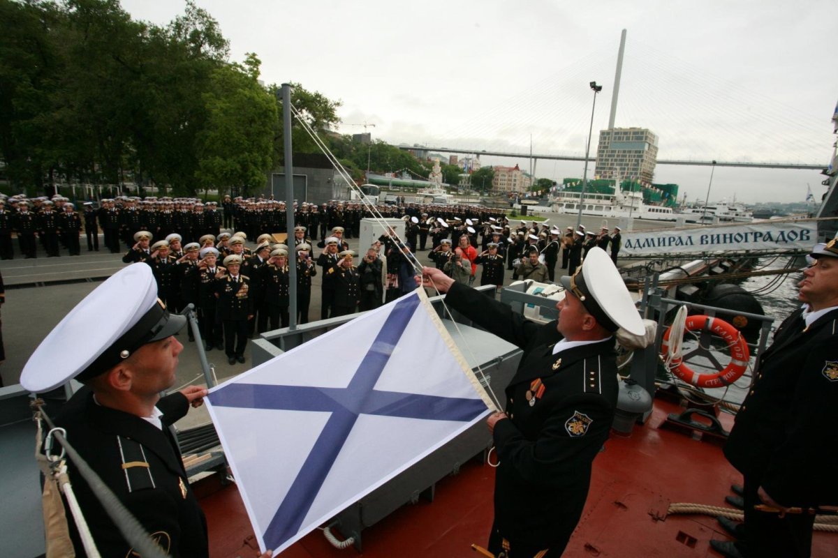 Церемония поднятия Андреевского флага
