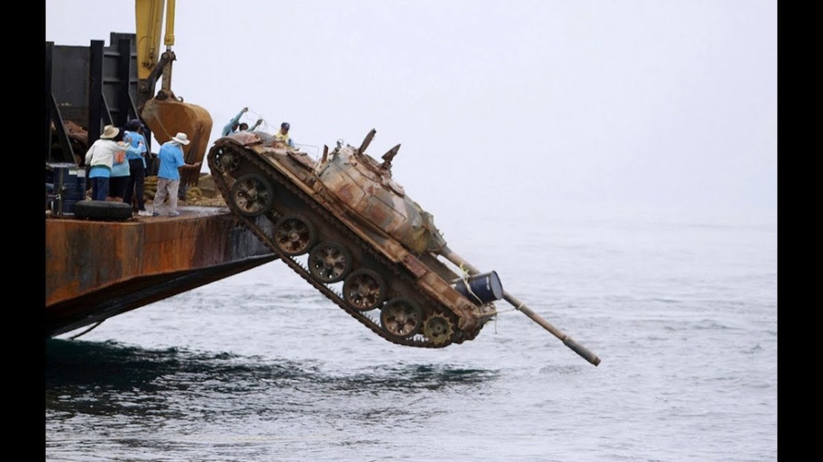 Танк сбрасывают в воду