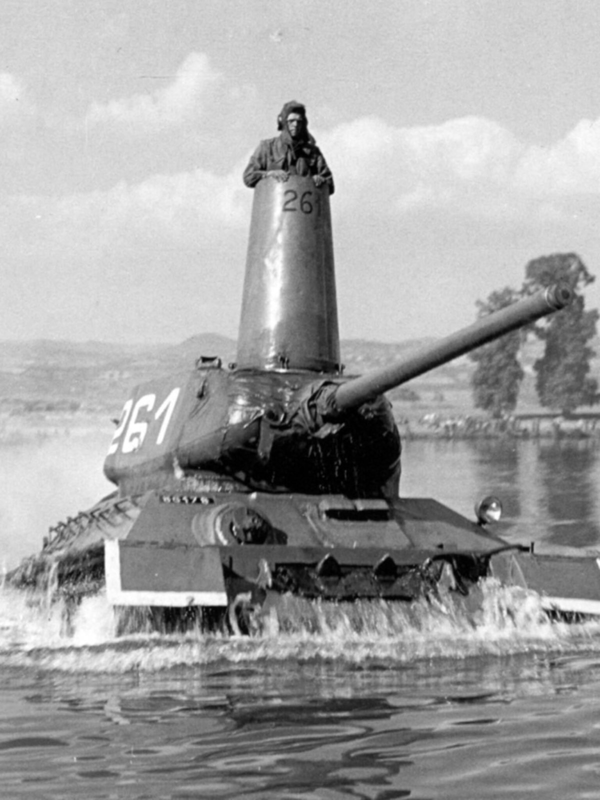 Подводный танк с трубой