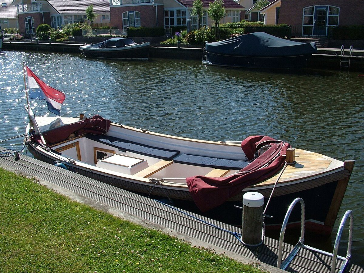 Прогулочная лодка