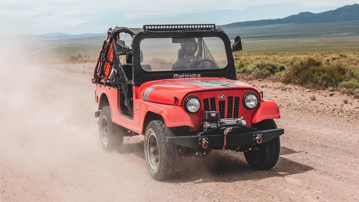 Mahindra Roxor красный