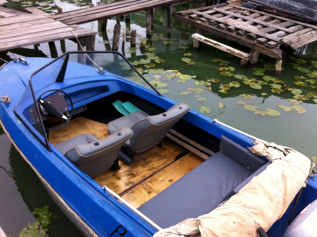 Стеклопластиковая лодка Ладога