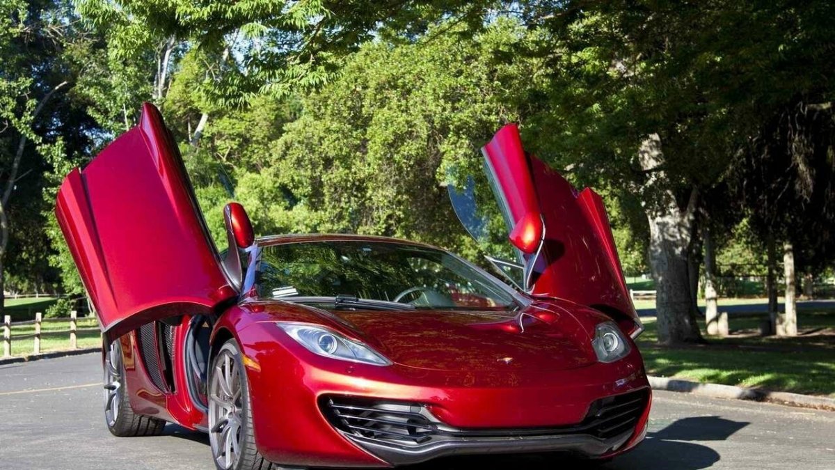 MCLAREN 12c красный
