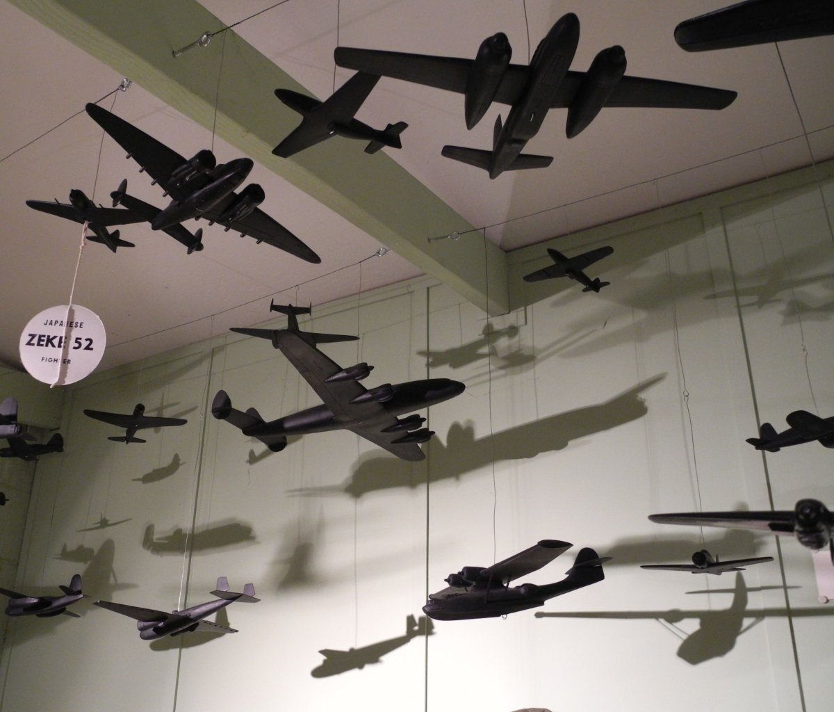 Модели самолетов на стене