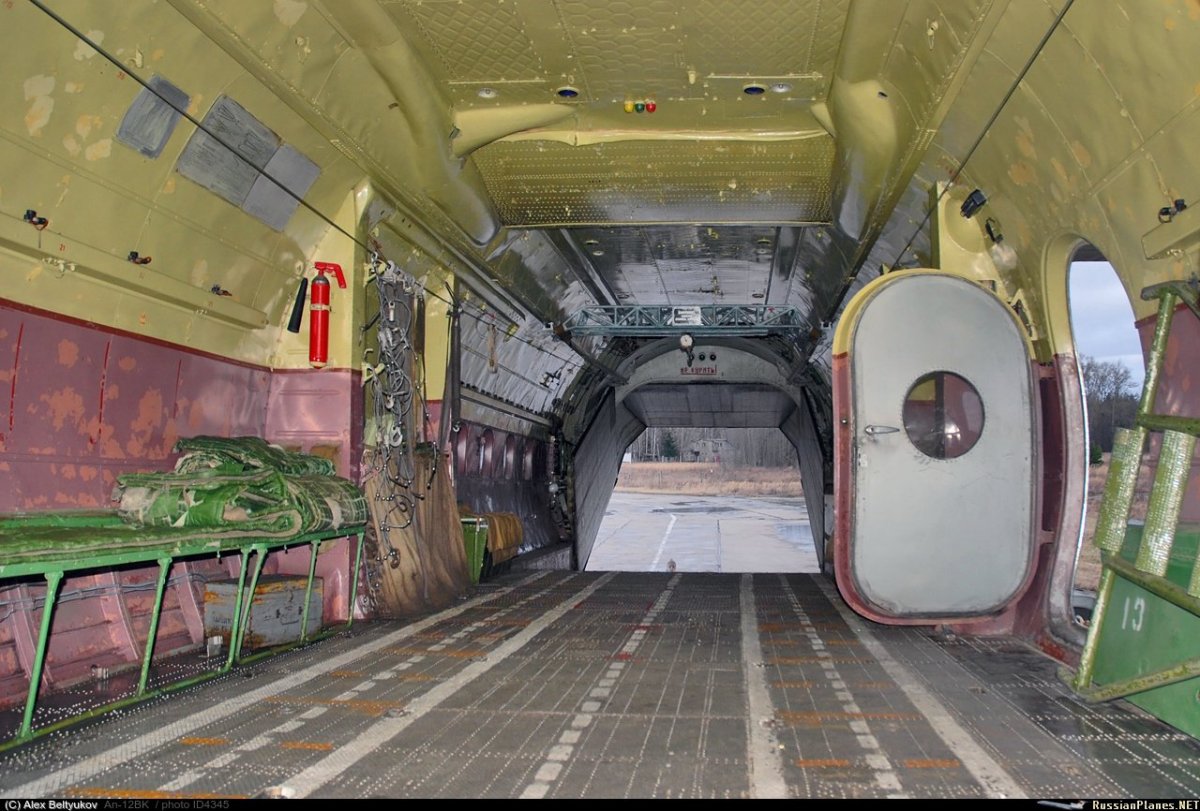 АН 12 грузовой отсек