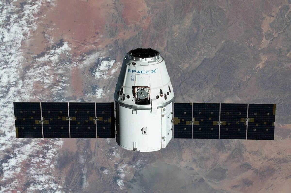 Космический корабль SPACEX Dragon