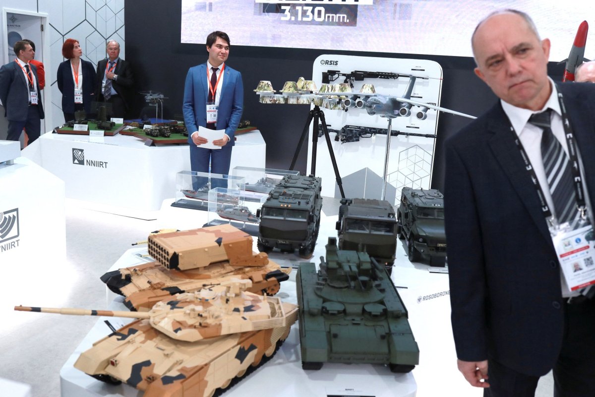 Выставка вооружений в Абу Даби 2023