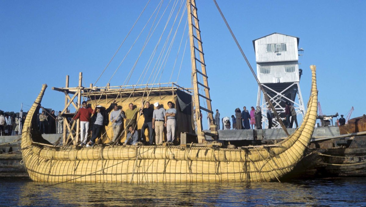 Тур Хейердал и Сенкевич на папирусной лодке ра