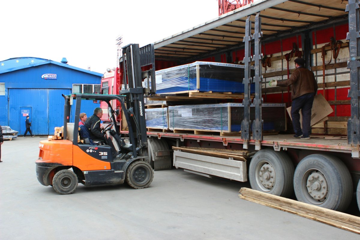 Боковая разгрузка фуры