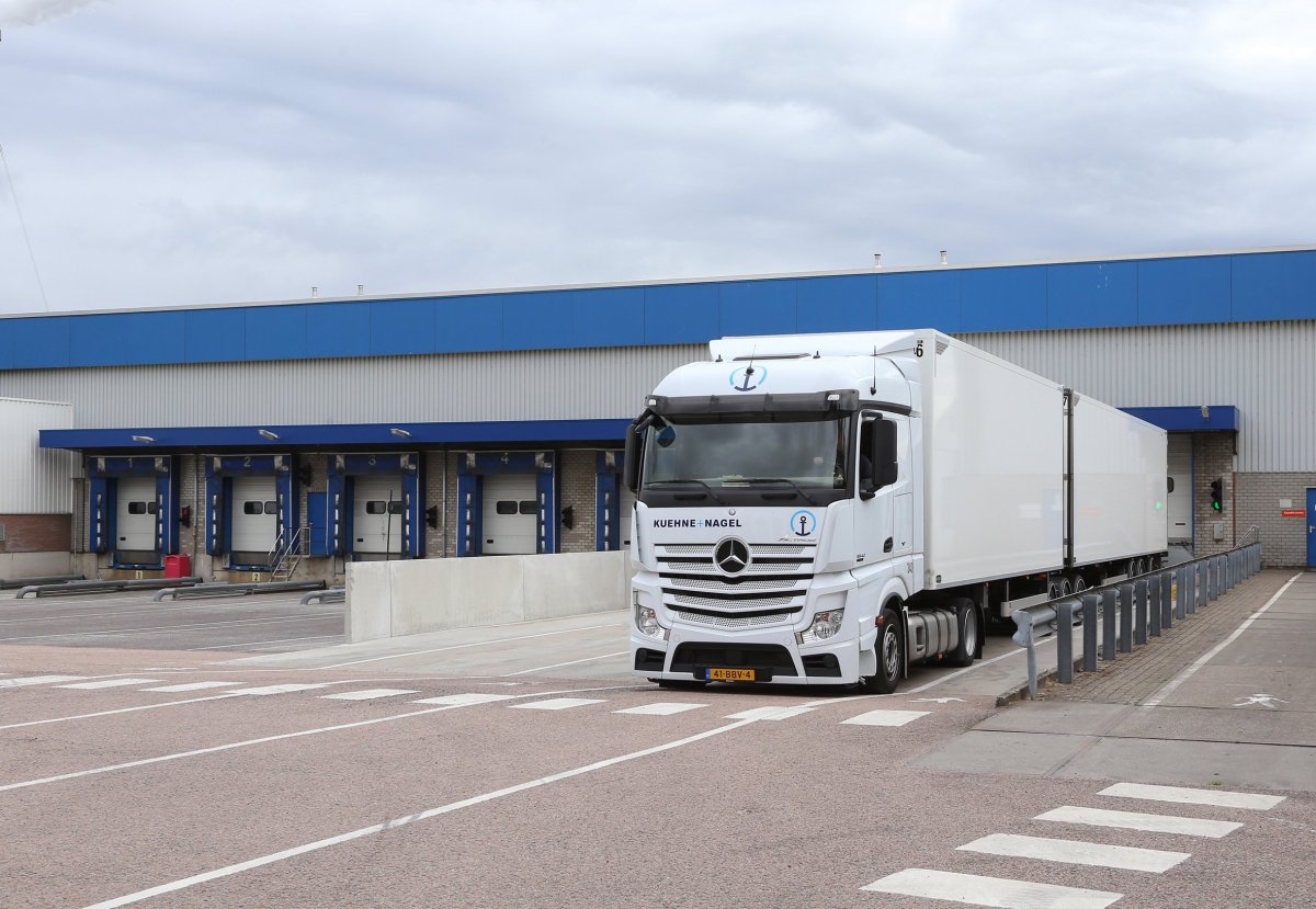 Фуры разгружаются на складе