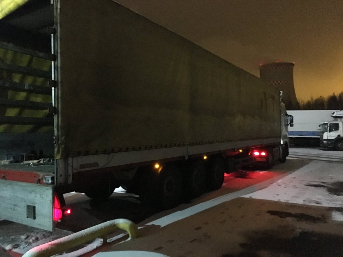 Разгрузка фуры ночью