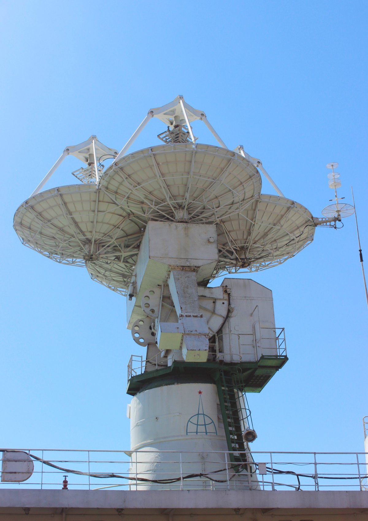 Корабель с большими антеннами