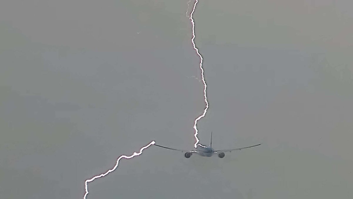 Исследование удара молнии в самолет