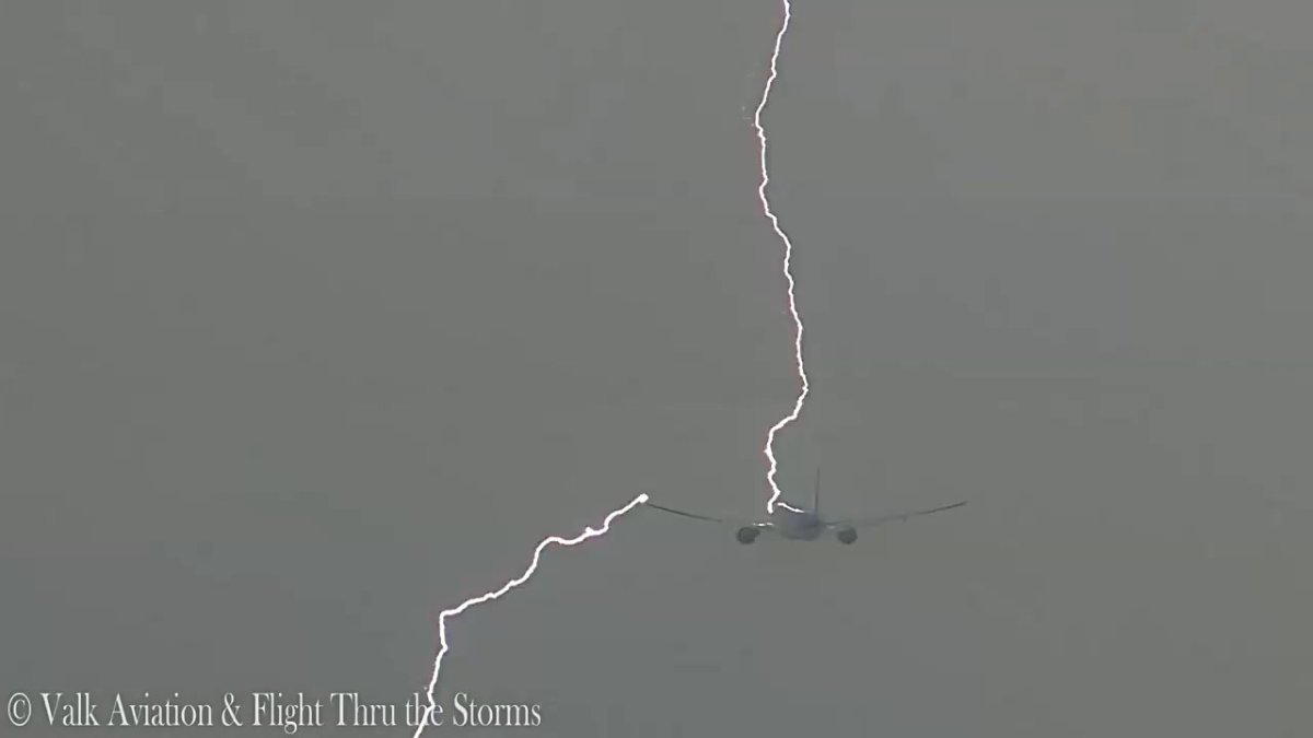 Попадание молнии в самолет