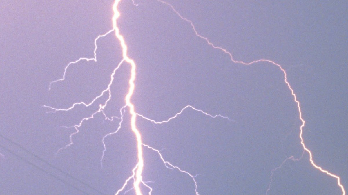 Молния пожар