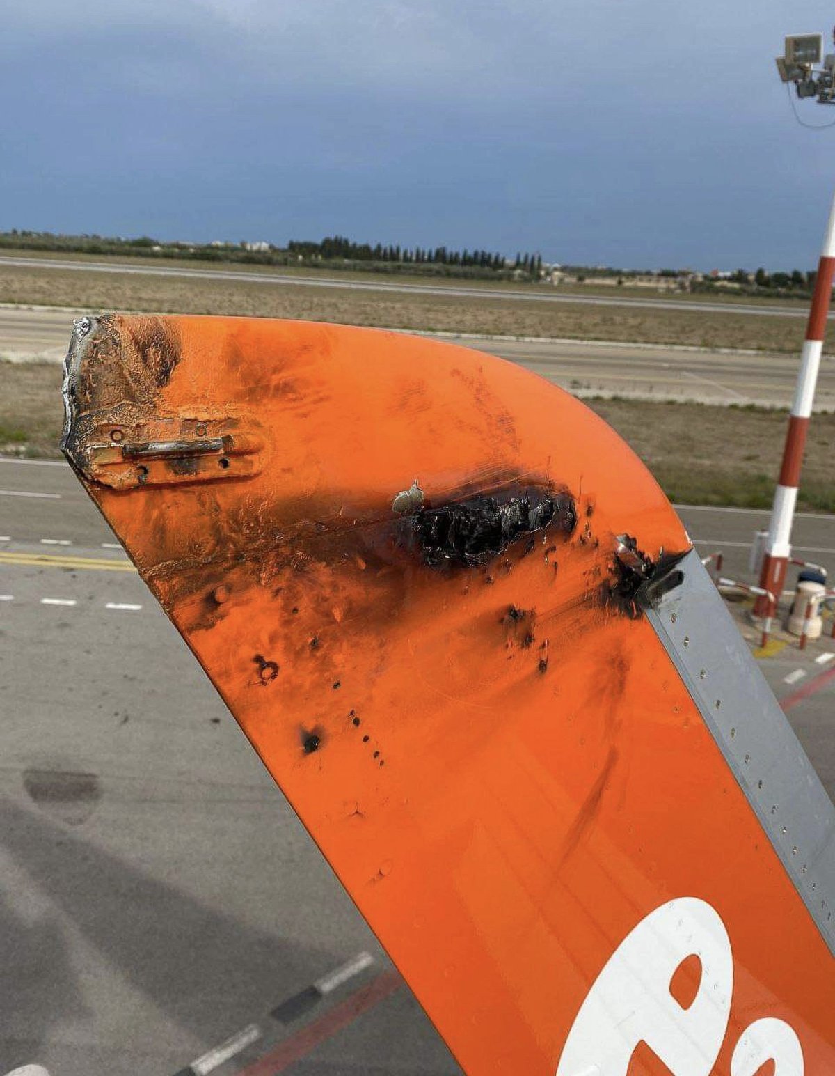 Удар молнии в крыло самолета