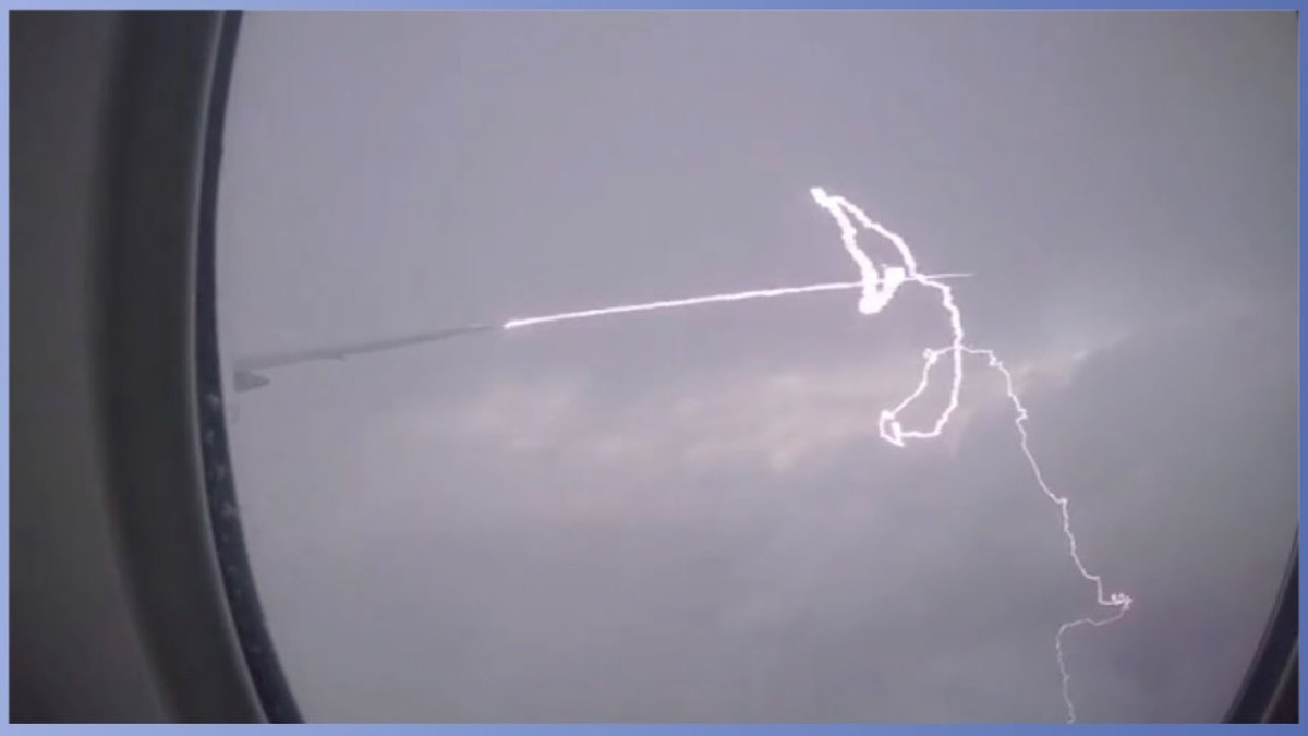 Попадание молнии в самолёт gif