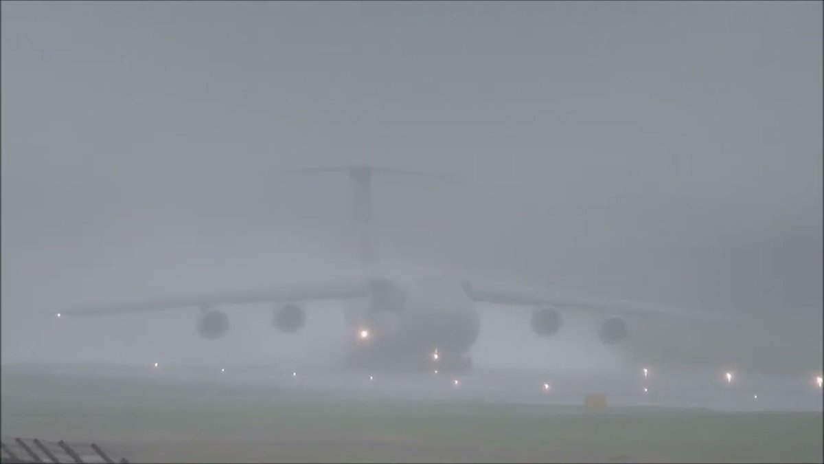 Самолет и аэропорт