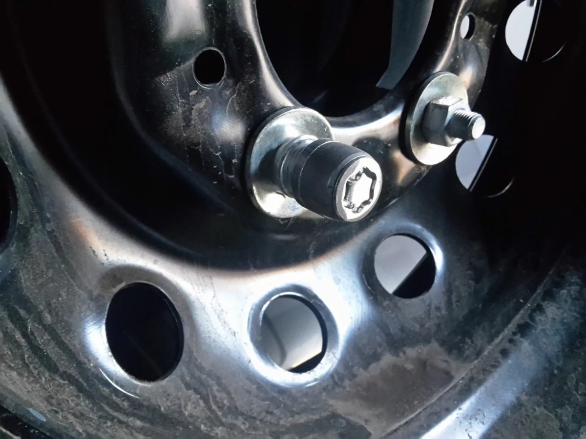 Гайка колесная Нива Тревел