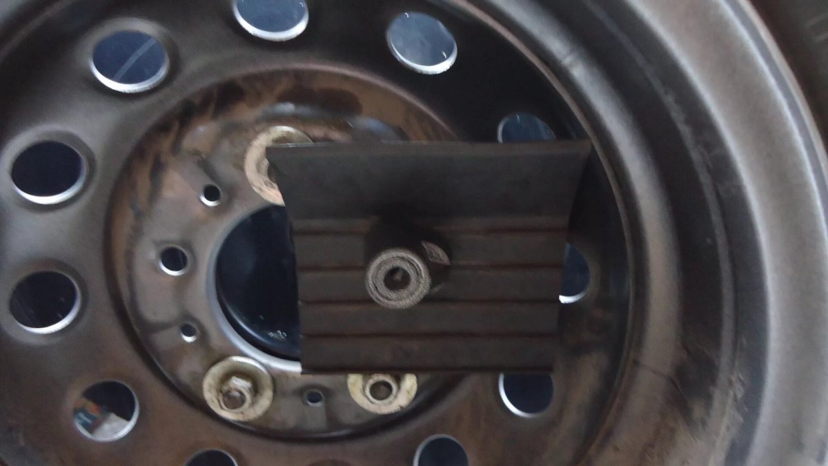 Секретки кронштейна запаски 2123 chevy Niva