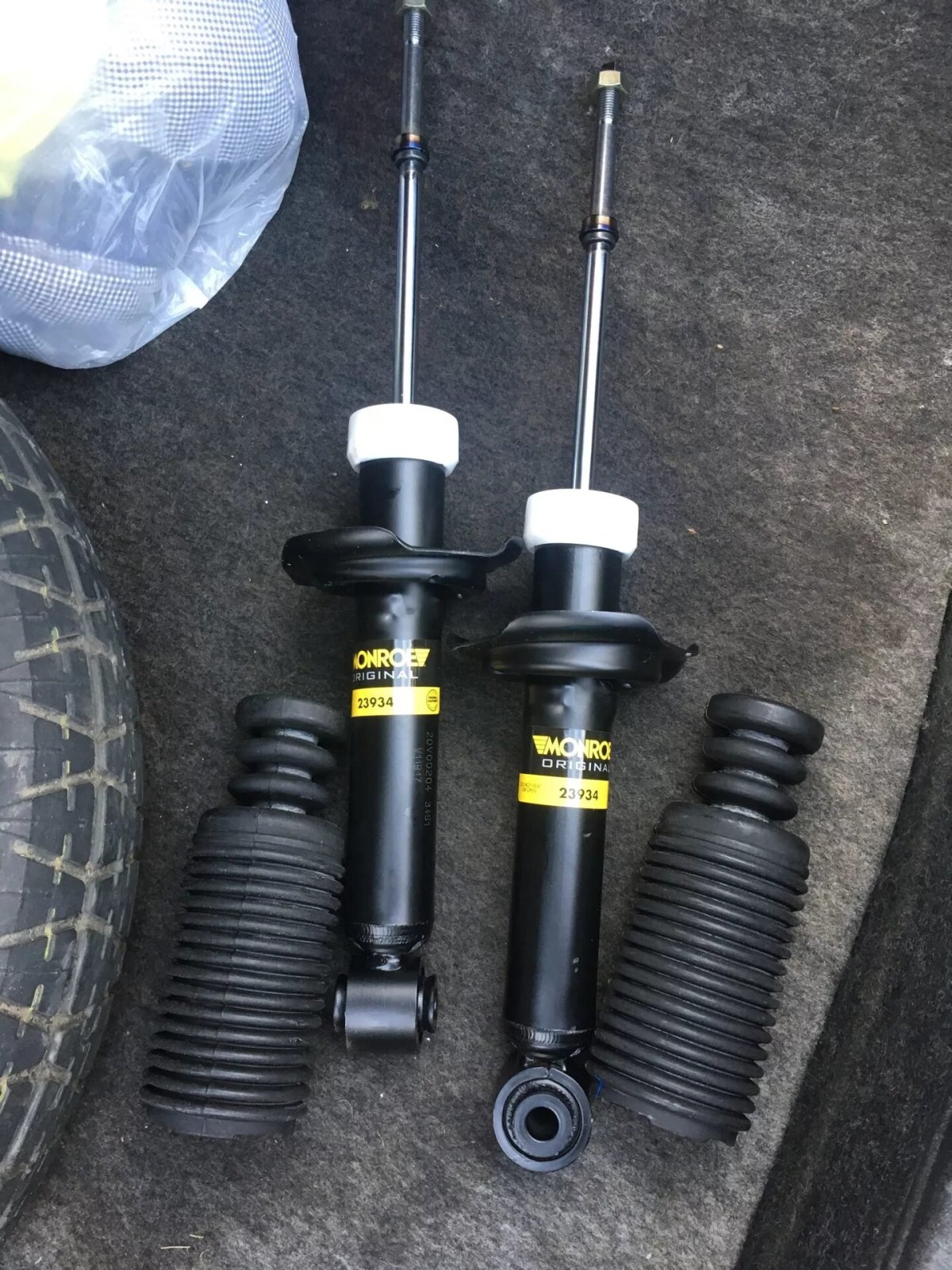 Задний амортизатор на Ниссан Альмера н16