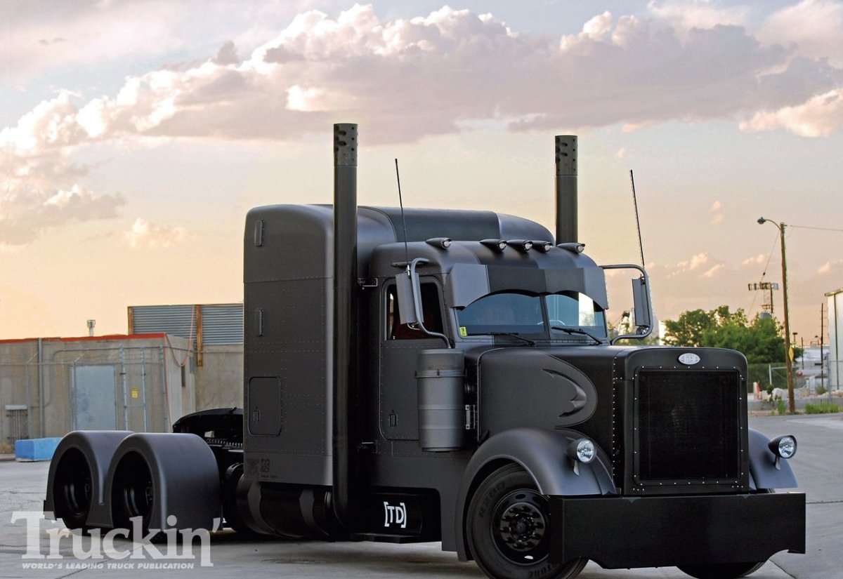 Петербилт 379 черный