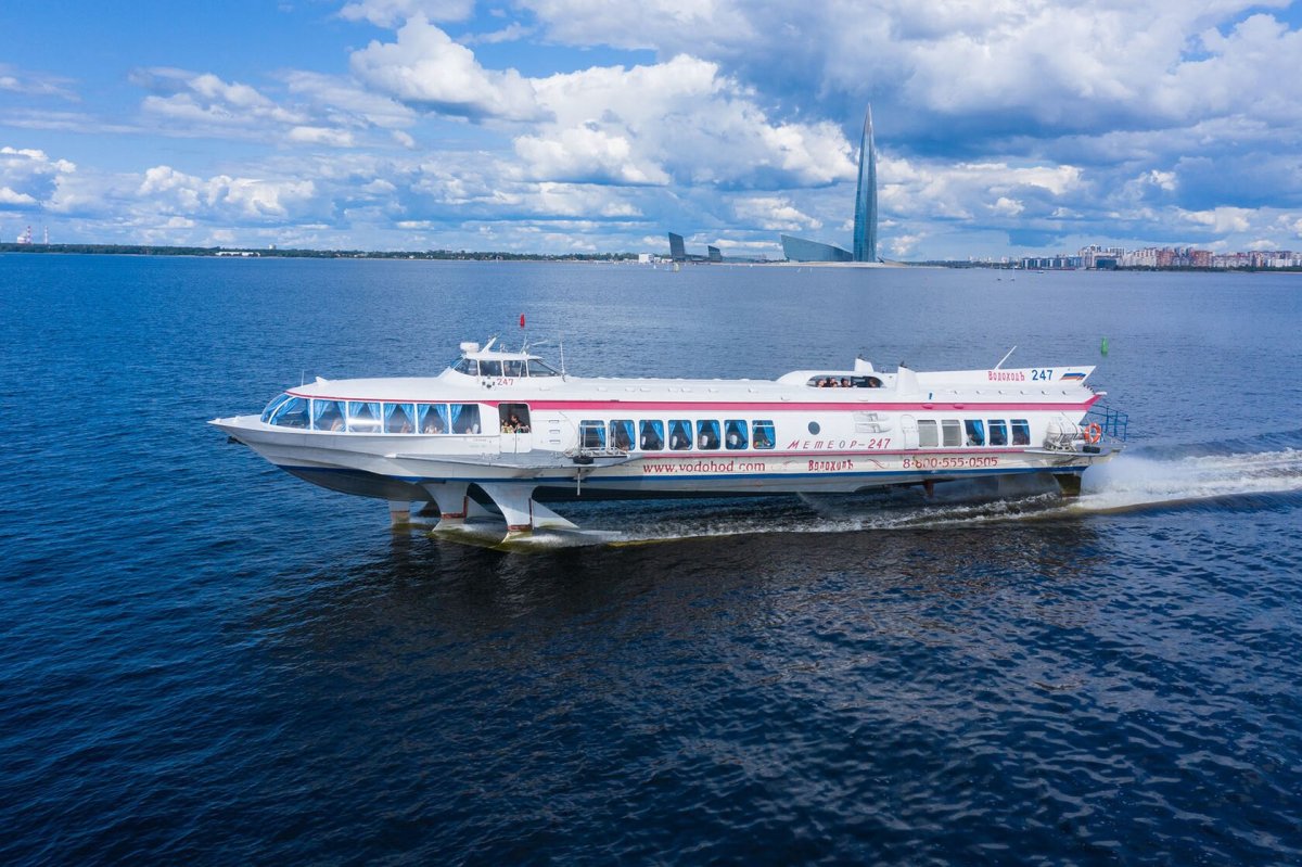 Теплоход Петергоф 4 палубный