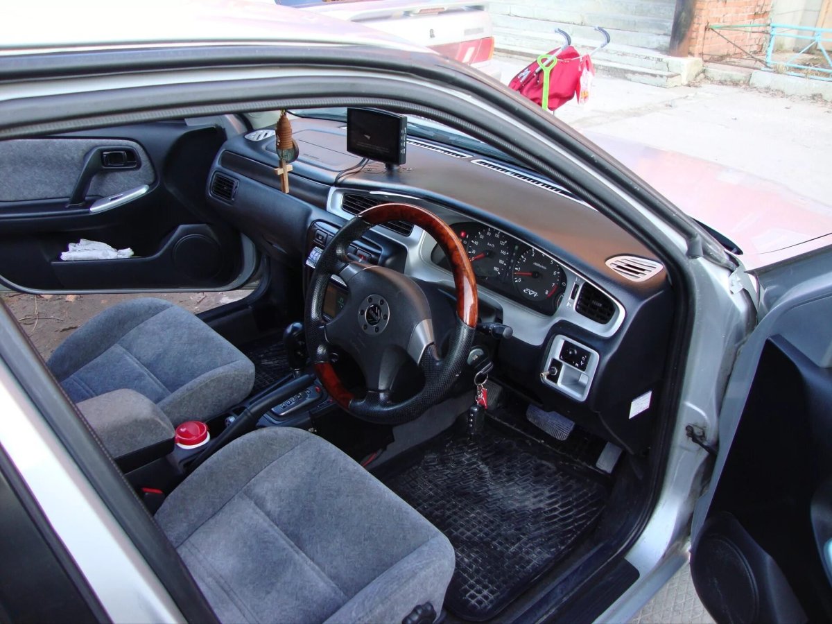 Nissan Bluebird 2000 салон