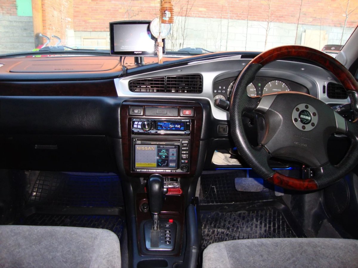 Салон Nissan Bluebird 910