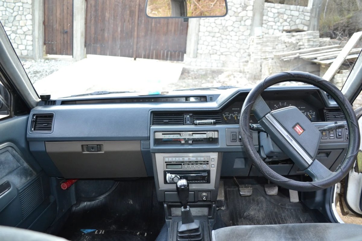 Nissan Bluebird 1986 салон