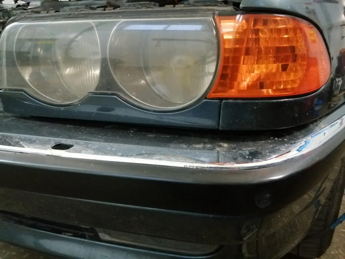 Старая БМВ поворотники в переднем бампере