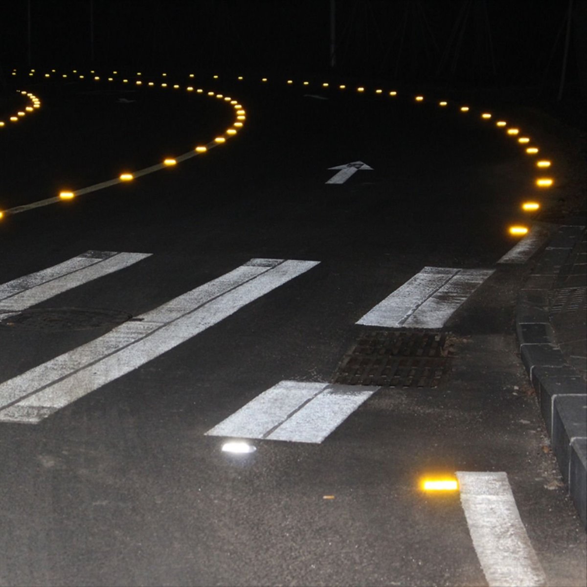 Светоотражающая дорожная разметка