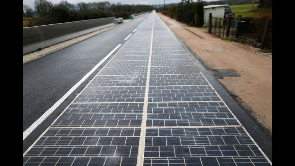 Дорога из солнечных батарей во Франции