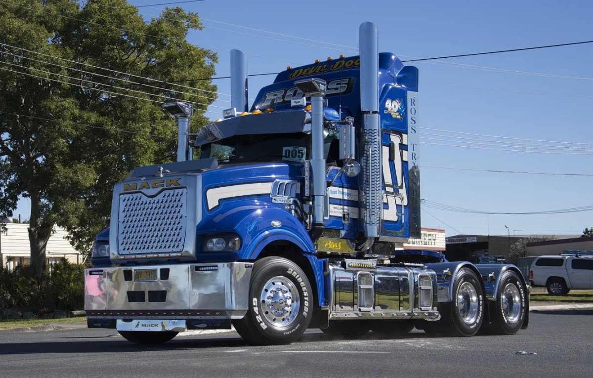 Грузовик Мак Суперлайнер