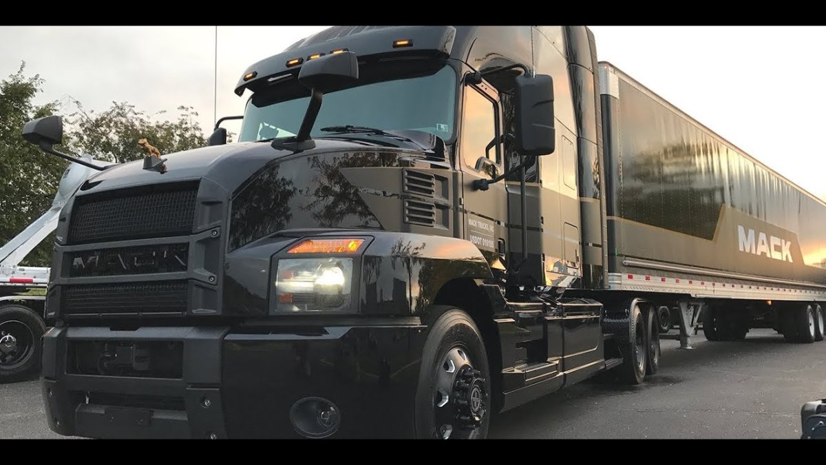 Тягач Mack 2021