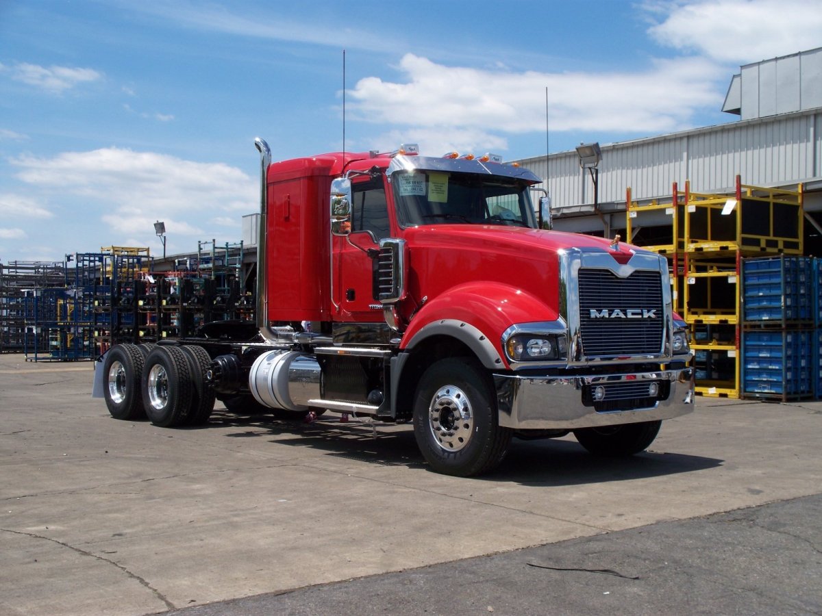 Грузовик Mack Titan