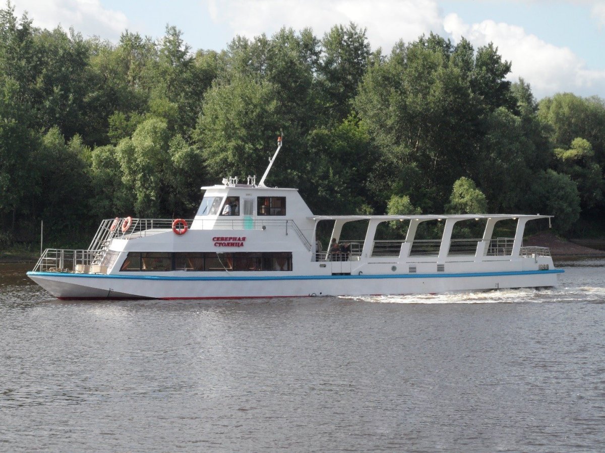 Однопалубный пассажирский теплоход