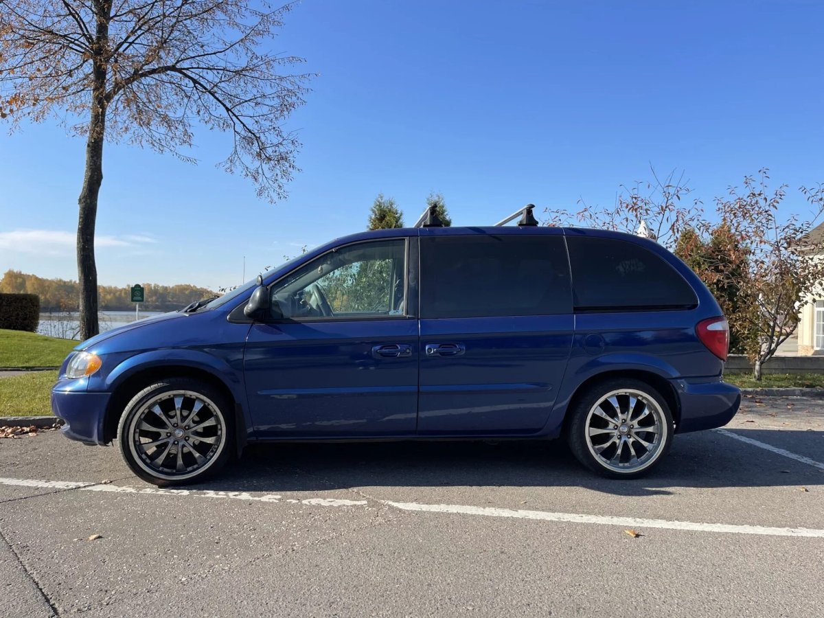 Двухцветный Додж Караван