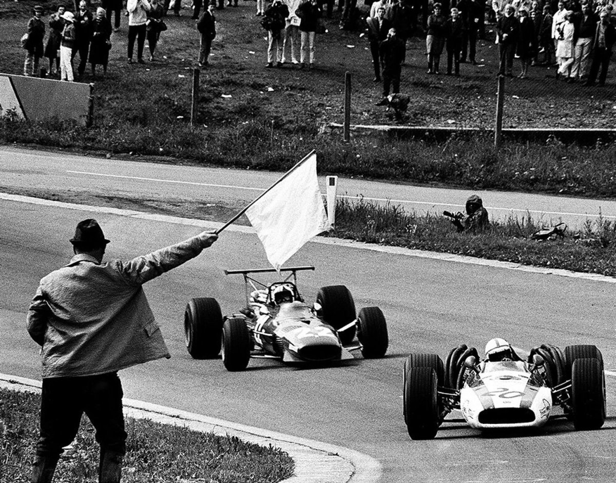 Энцо Феррари со своей машиной