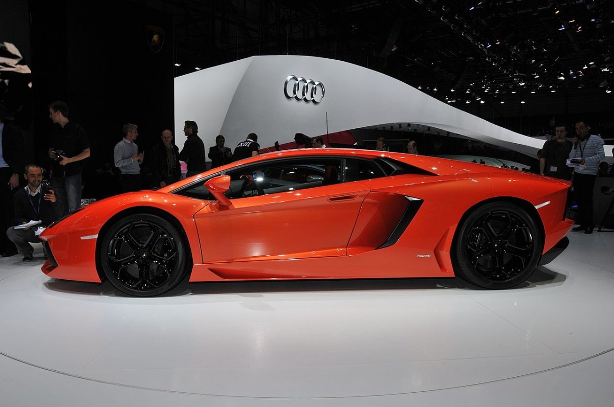 Lamborghini Aventador вид сбоку