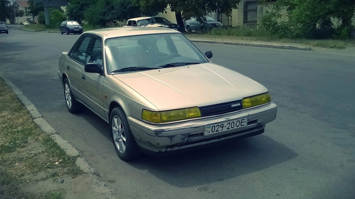 Mazda 626 1987 2.0 седан