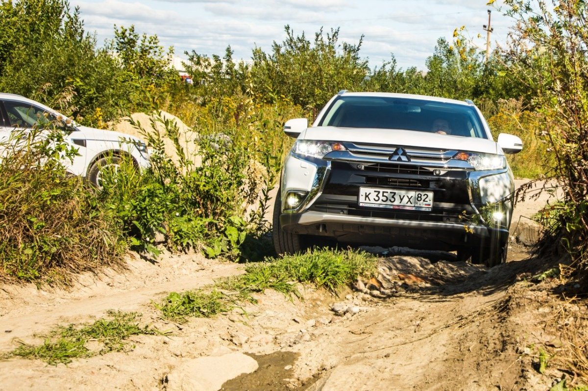 Митсубиси Аутлендер и Форд Эскейп сравнение