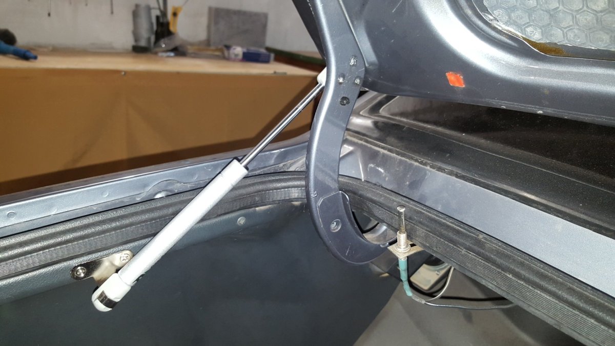 Крепления газовых упоров багажника 21099