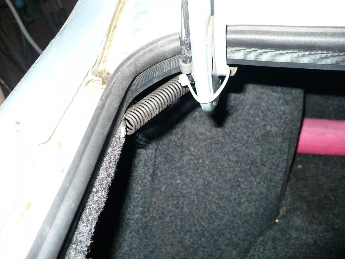 Торсионы багажника ВАЗ 21099