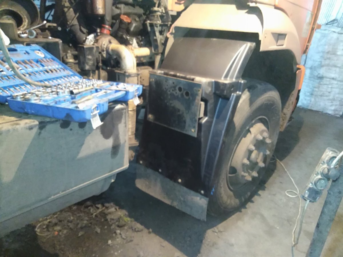 Крепление задних крыльев КАМАЗ 6520